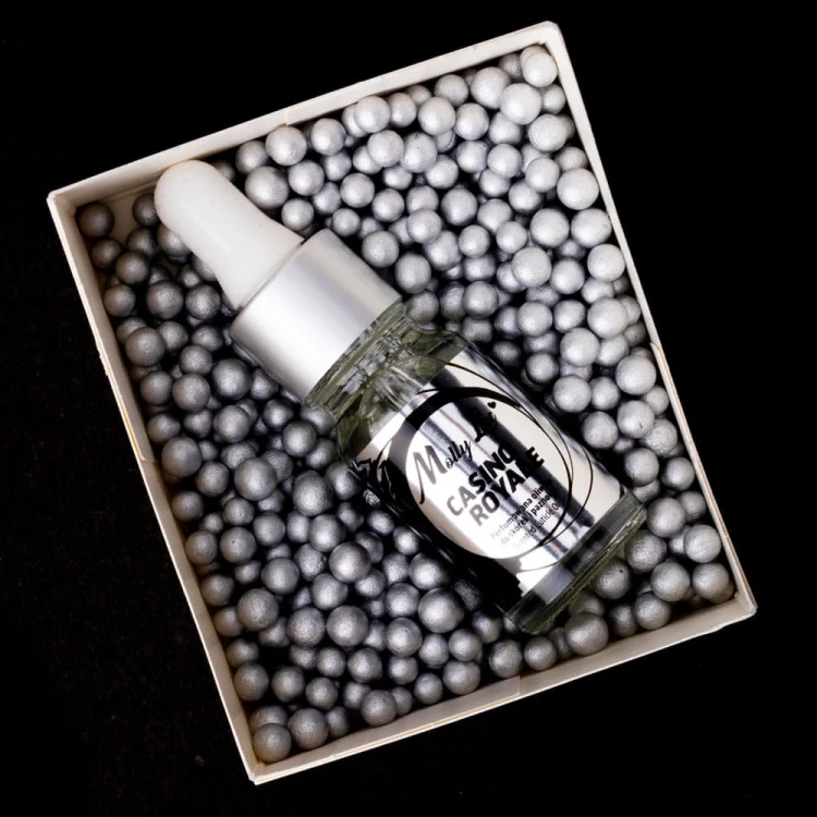 Oliwka-perfumowana-do-paznokci-Casino-Royale-MollyLac-Nail--Cuticle-Oil-10-ml-4.jpg
