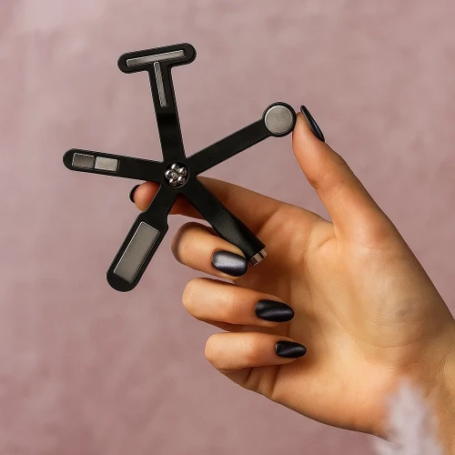 MAGNETYZER-GWIAZDKA-6w1-MOLLY-NAILS-CZARNY-6.webp